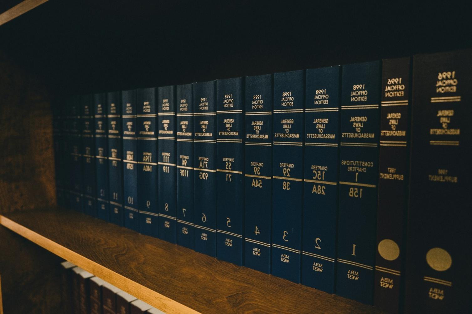 Professionista che studia documenti contrattuali in ufficio moderno
