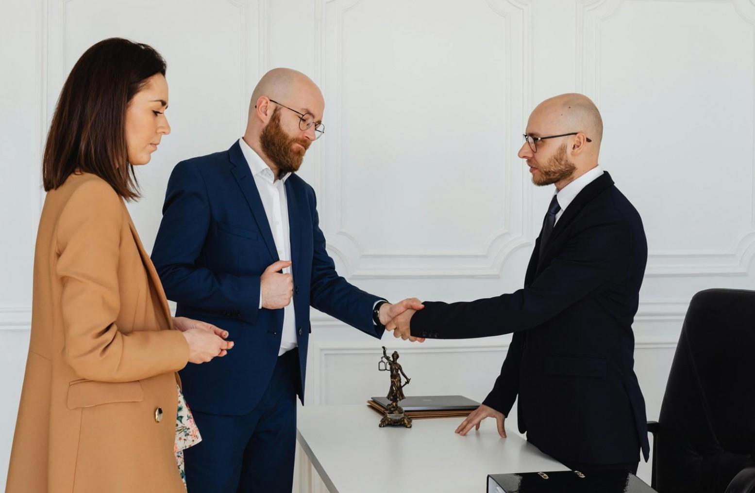 Sessione di formazione pratica con analisi di casi contrattuali reali